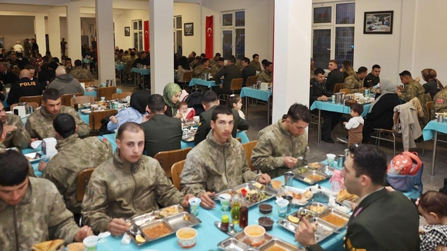 Çanakkale Valisi Toraman, Gelibolu'da şehit aileleri, gaziler ve askerlerle iftar yaptı