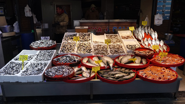 Bayram öncesi balık tezgahlarında çeşit bolluğu