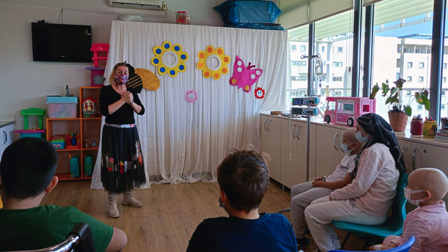 Mersin'de çocuklar masallarla 'iyileşiyor'