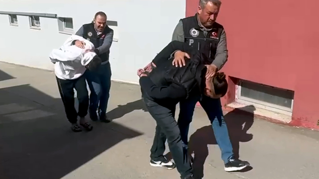 Araç ve evlerinde uyuşturucu ele geçirilen 2 şüpheli tutuklandı