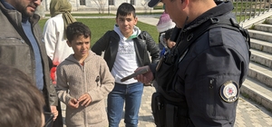 Çekilen İznik Gölü kıyısında oynayan çocuklar top mermisi buldu İznik Gölü'nde uzun süre toprak altında kalmış eski mühimmat bulundu Çocuklar paslanmış eski top ya da havan mermisi olduğu düşünülen mühimmatı elleriyle polise teslim etti