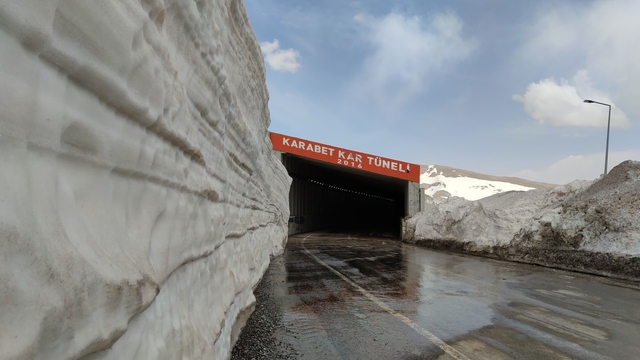 Karabet Geçidi'nde kar kalınlığı 3 metre 52 santim oldu