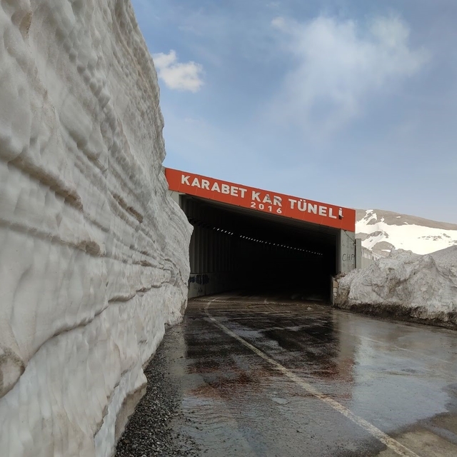 Karabet Geçidi'nde kar kalınlığı 3 metre 52 santim oldu