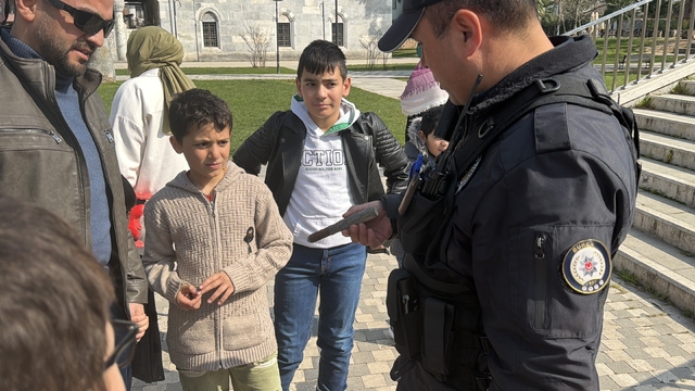 Çekilen İznik Gölü kıyısında oynayan çocuklar top mermisi buldu
İznik Gölü'nde uzun süre toprak altında kalmış eski mühimmat bulundu
Çocuklar paslanmış eski top ya da havan mermisi olduğu düşünülen mühimmatı elleriyle polise teslim etti