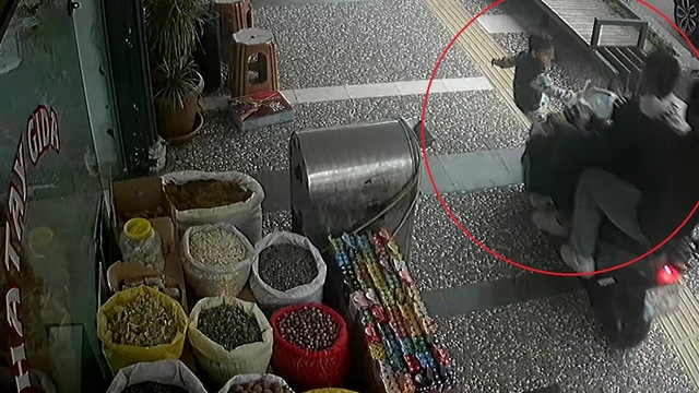 İş yerinden fırlayan 5 yaşındaki çocuğun ölümden döndüğü kaza anları güvenlik kamerasına yansıdı
Kaldırımda seyreden motorlu bisikletin çarpmasıyla savrulan çocuk başını kaldırımdaki banka vurup yaralandı
Ehliyetsiz motosiklet sürücüsü ve motosiklet sahibine toplamda 86 bin lira ceza uygulandı