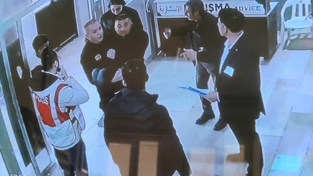 Polisten yürek ısıtan görüntü
Sınava geç kalan engelliyi kucağında taşıdı