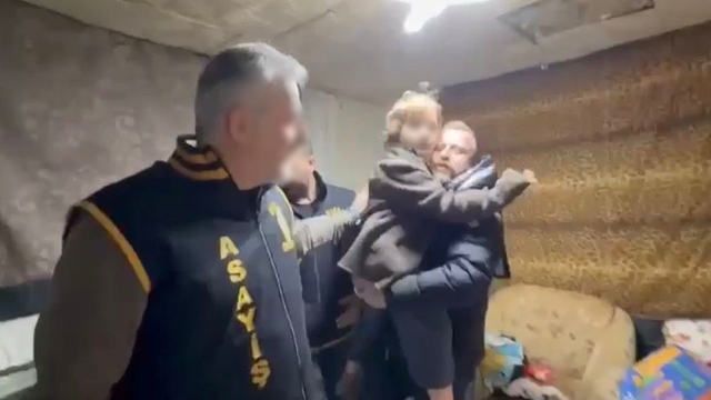 7 yıl harabe evde alıkonulan çocuk, DNA testi sonrası kendisini 'terk ettiği' söylenen annesine teslim edilecek