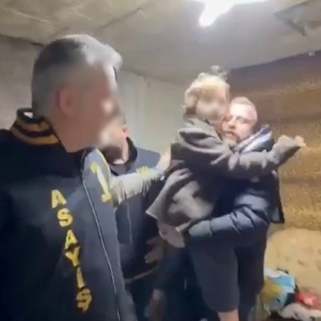 7 yıl harabe evde alıkonulan çocuk, DNA testi sonrası kendisini 'terk ettiğ...