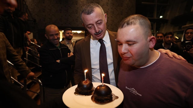 Arif'e iftar sofrasında sürpriz doğum günü