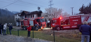 Evinde çıkan yangında dumandan zehirlenen kadın öldü