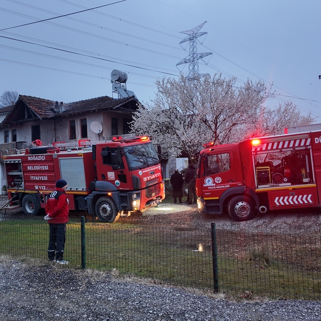 Evinde çıkan yangında dumandan zehirlenen kadın öldü