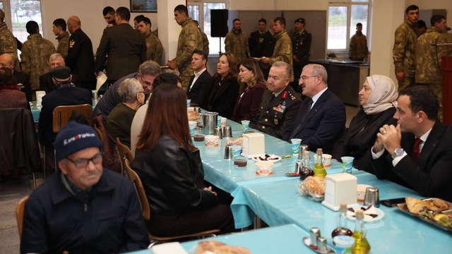 Gelibolu'da şehit aileleri, gaziler ve askerlerle iftar yapıldı