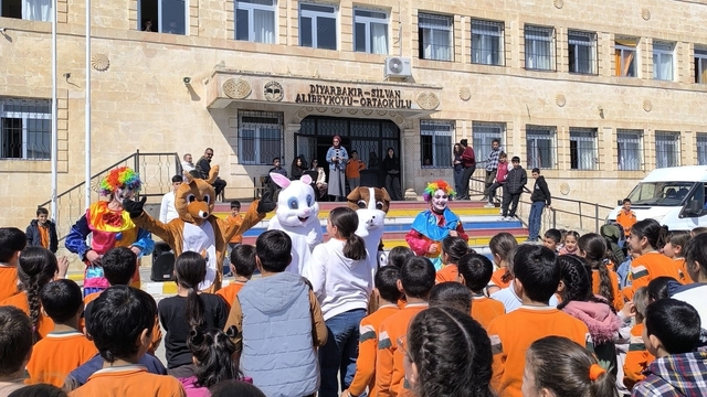 Silvan Anadolu Lisesinden yetim ve köy çocuklarına bayram harçlığı