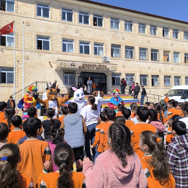 Silvan Anadolu Lisesinden yetim ve köy çocuklarına bayram harçlığı