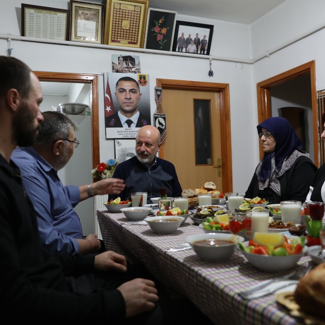 Başkan Çolakbayrakdar: "Ramazan'ın bereketiyle çalınmadık kapı, girilmedik...