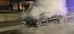 Eskişehir'in merkezinde yanan minibüs, paniğe neden oldu Eskişehir'de seyir halindeki minibüs yandı