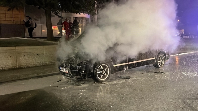 Eskişehir'in merkezinde yanan minibüs, paniğe neden oldu
Eskişehir'de seyir halindeki minibüs yandı