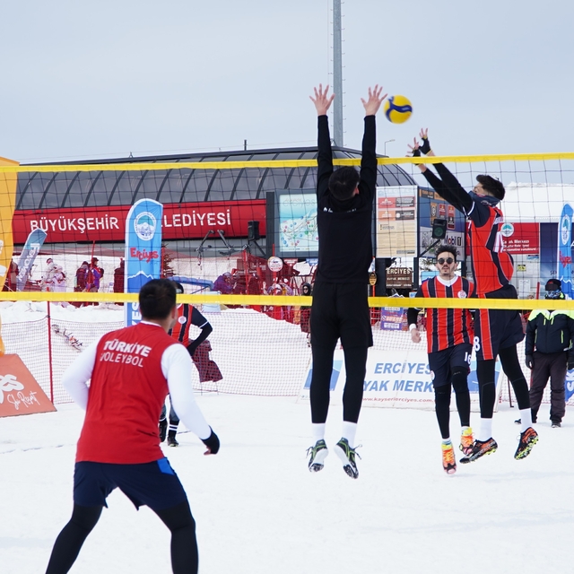 Erciyes'te kar voleybolu heyecanı