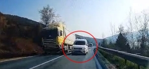 Hatalı sollama yapan sürücü kazaya yol açıyordu; o anlar kamerada