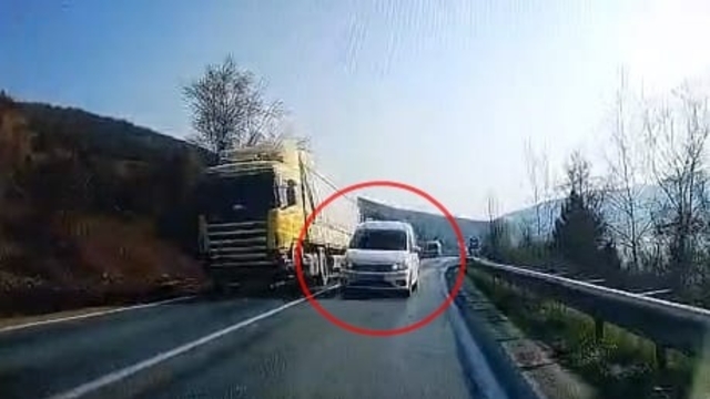 Hatalı sollama yapan sürücü kazaya yol açıyordu; o anlar kamerada