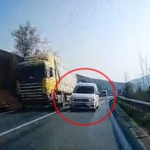 Hatalı sollama yapan sürücü kazaya yol açıyordu; o anlar kamerada