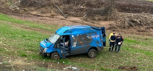 Kargo aracı takla attı: 2 yaralı