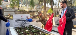 Bayram öncesi şehit mezarlıkları ter temiz oldu Bilecik Aile ve Sosyal Hizmetler İl Müdürü Nejat İlhan: "Bizler şehitlerimizi toprağa sadece emanet ettik; onların hatırasını, fedakârlığını ve bıraktıkları büyük mirası ise daima yüreğimizde taşıyoruz"