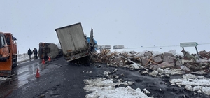 Devrilen zift yüklü tankere, TIR çarptı: 2 yaralı