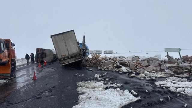 Devrilen zift yüklü tankere, TIR çarptı: 2 yaralı