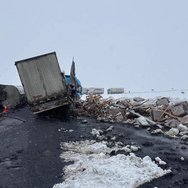 Devrilen zift yüklü tankere, TIR çarptı: 2 yaralı