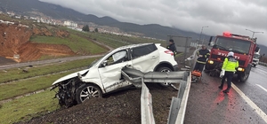 TAG Otoyolu'nda bariyere çarpan otomobilin sürücüsü öldü, 2 kişi yaralandı