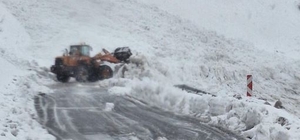 Çığ düşen kara yolunda yolcu otobüsünde mahsur kaldılar