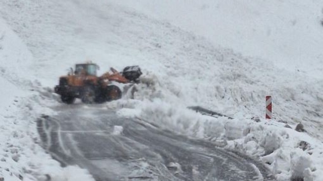 Çığ düşen kara yolunda yolcu otobüsünde mahsur kaldılar