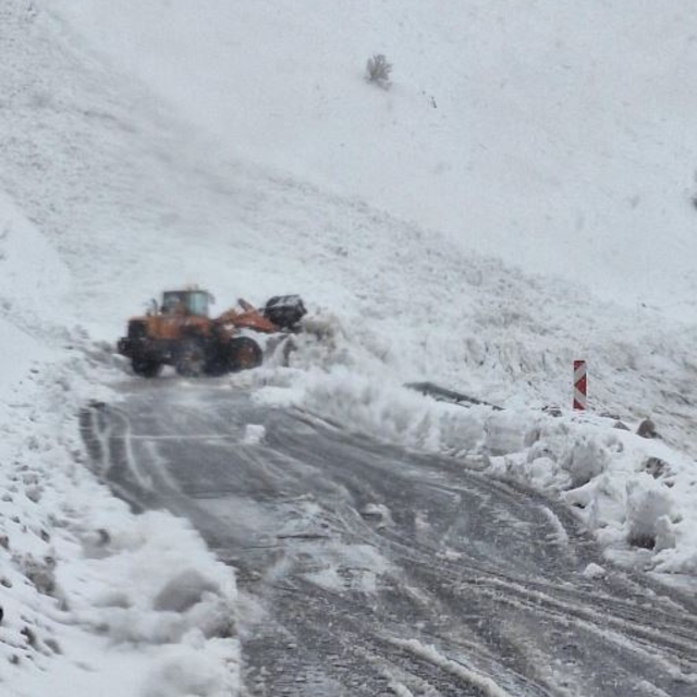 Çığ düşen kara yolunda yolcu otobüsünde mahsur kaldılar