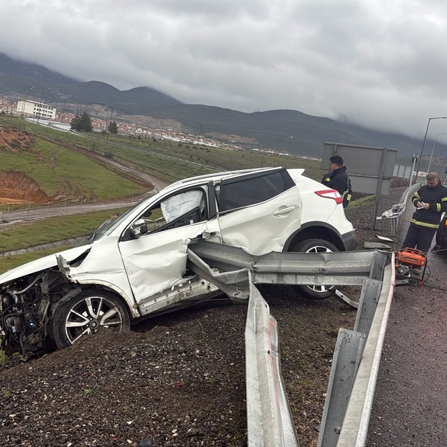 Bariyer otomobile saplandı: 1 ölü, 2 yaralı