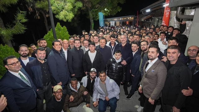 Başkan Yılmaz TÜGVA'lı gençlerle sahurda buluştu
Yılmaz: "Gençliğin fikirleri bizim yol haritamız"