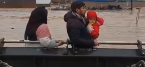 Şanlıurfa kırsalında sel hayatı felç etti Sel felaketinin yıl dönümünde şiddetli yağmur baskınlara neden oldu Yağmur nedeniyle mahsur kalanlar kepçe ile kurtarıldı