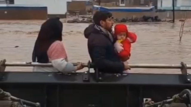 Şanlıurfa kırsalında sel hayatı felç etti
Sel felaketinin yıl dönümünde şiddetli yağmur baskınlara neden oldu
Yağmur nedeniyle mahsur kalanlar kepçe ile kurtarıldı