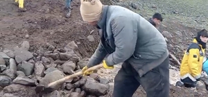 Siverek'te hasar gören sulama göletini vatandaşlar onardı