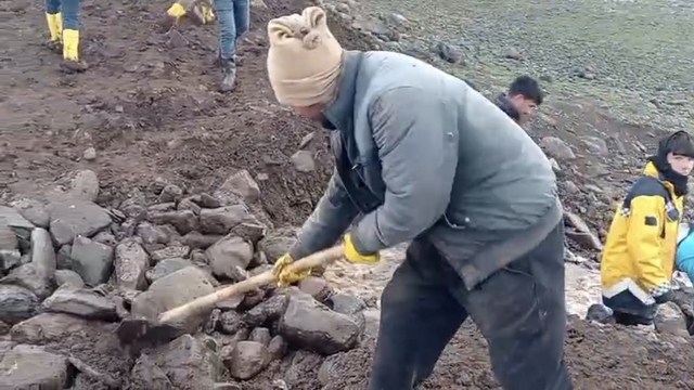 Siverek'te hasar gören sulama göletini vatandaşlar onardı