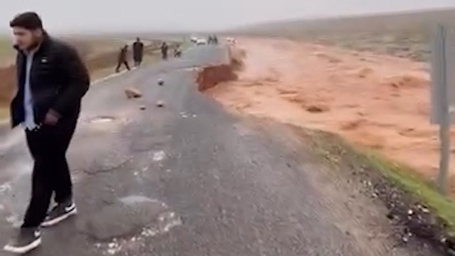 Şanlıurfa'da sağanak nedeniyle dereler taştı, yollar çöktü