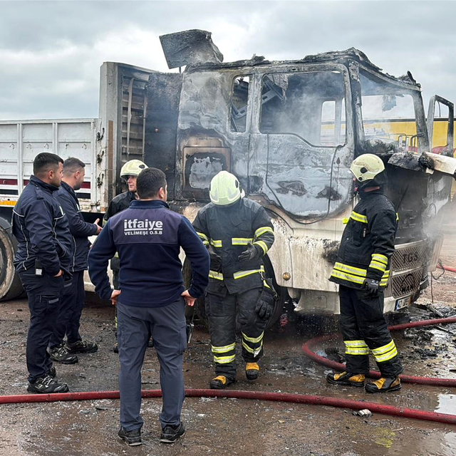 Park halindeki TIR yandı, şoför dumandan etkilendi