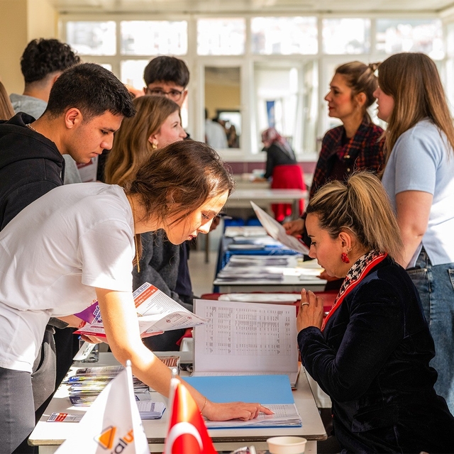 Radikal Okullarında kariyer günleri: Uzman isimler öğrencilerle geleceği ko...