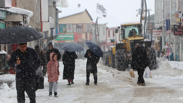 Karlıova'da 25 köy yolu ulaşıma kapandı
