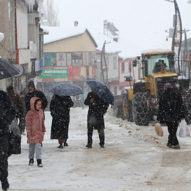 Karlıova'da 25 köy yolu ulaşıma kapandı