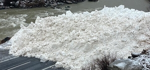 Hakkari-Çukurca kara yoluna çığ düşme anı kamerada