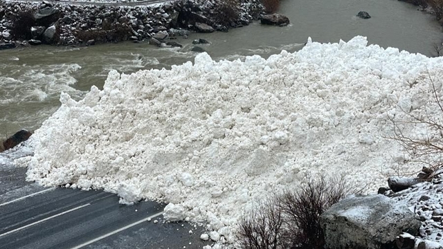 Hakkari-Çukurca kara yoluna çığ düşme anı kamerada