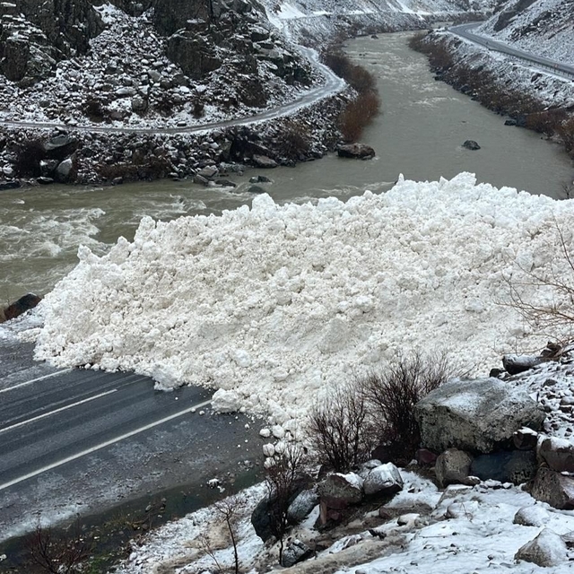 Hakkari-Çukurca kara yoluna çığ düşme anı kamerada
