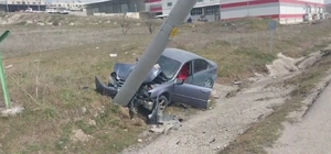 Elektrik direğine çarpan otomobilin sürücüsü yaralandı
