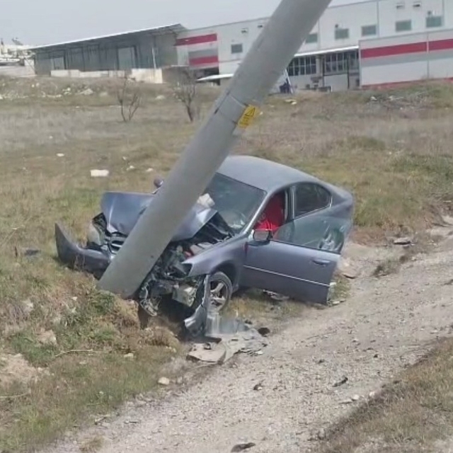Elektrik direğine çarpan otomobilin sürücüsü yaralandı